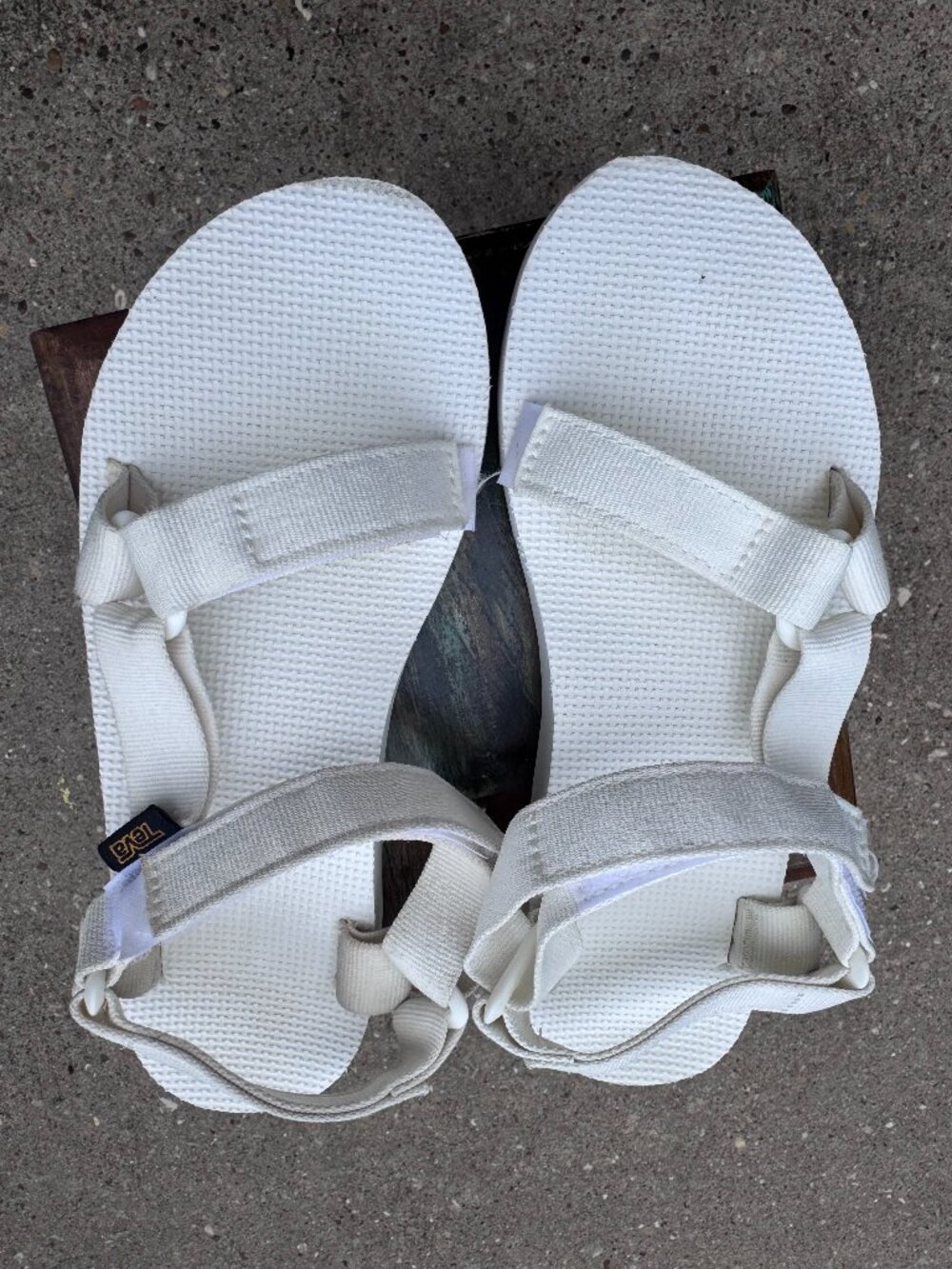 White Teva sz 7
